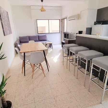 Cozy Apt / 100 Mbit+ Netflix / Near Airport Apartament Larnaca
